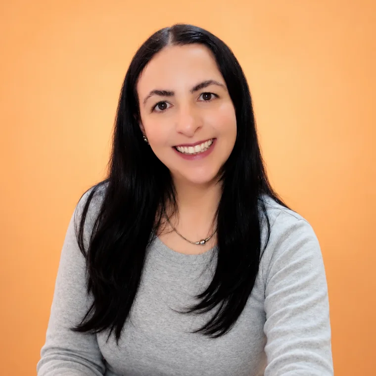 Duda Moraes, English teacher, smiling.